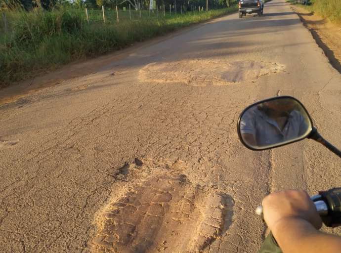 Entregue ao descaso, Transacreana tem buracos tapados com barro